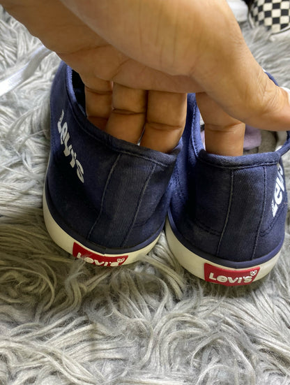 LEVI,S SHOES SIZE (43)