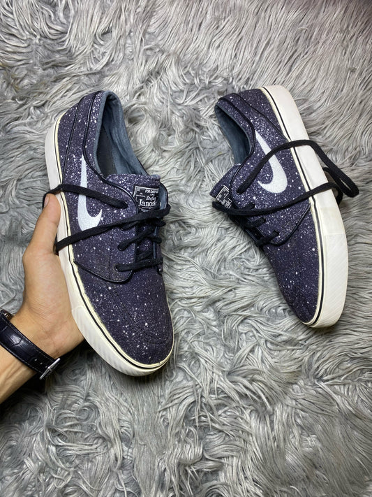 NIKE SHOES SIZE (44)